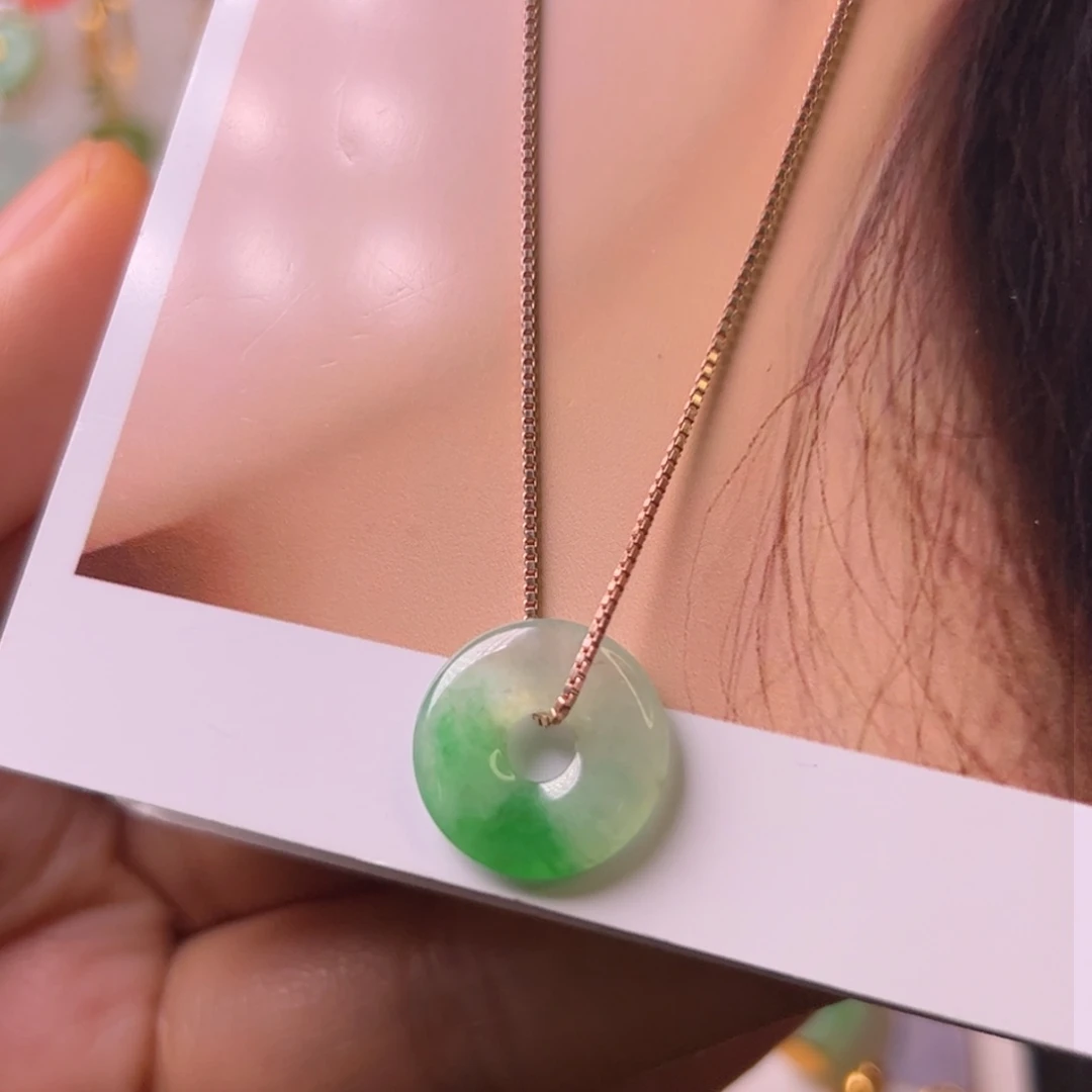 翡翠颈饰未镶嵌平安扣