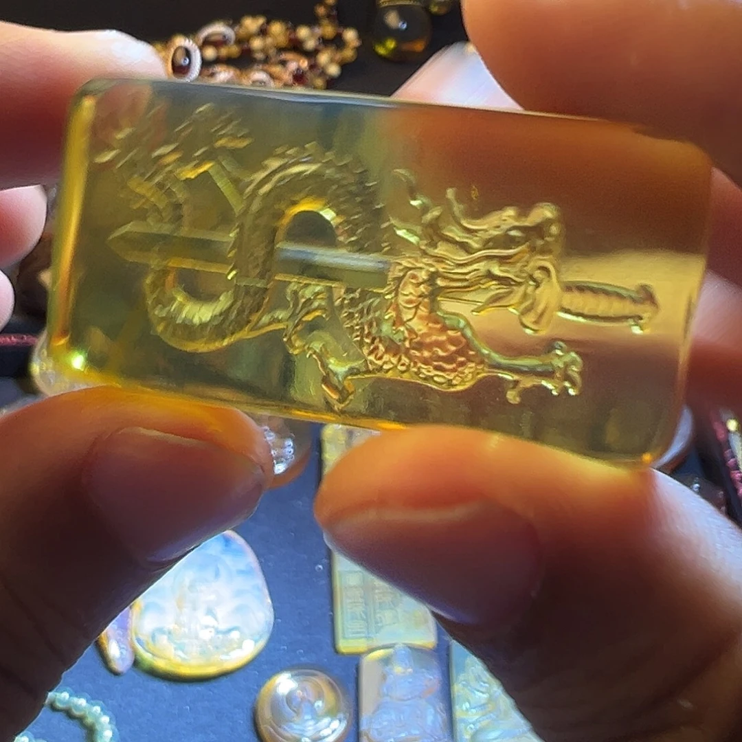琥珀未镶嵌颈饰盘龙剑