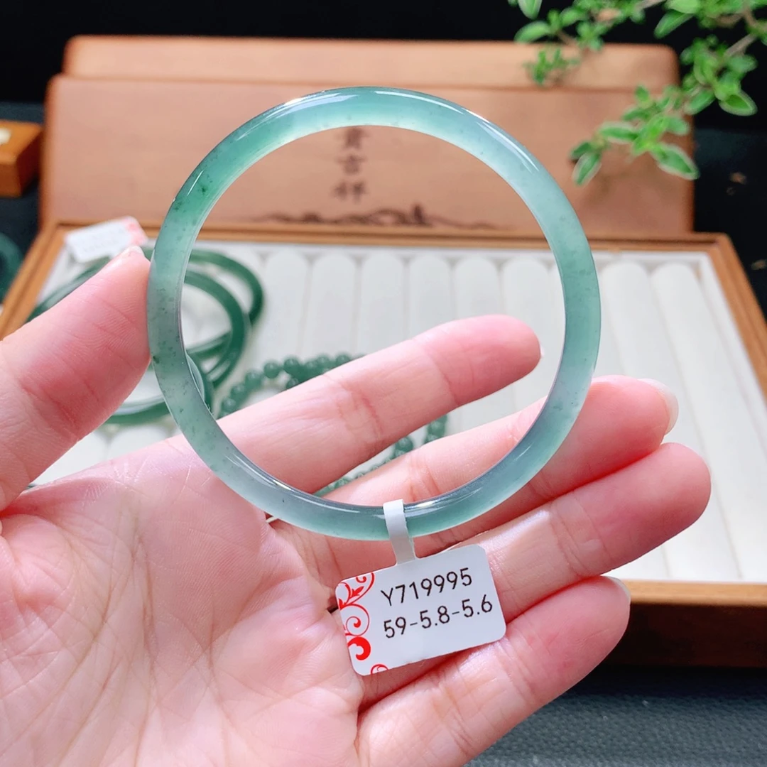 翡翠未镶嵌手镯（圆镯）