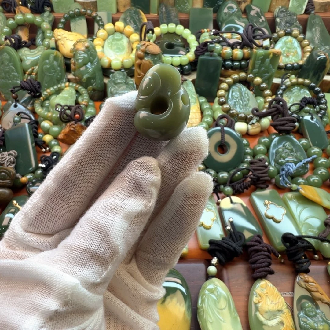 岫岩老玉（透闪石质玉）未镶嵌颈饰