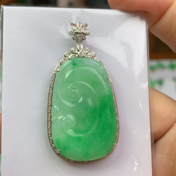 翡翠18K金镶嵌颈饰翡翠翡翠吊坠