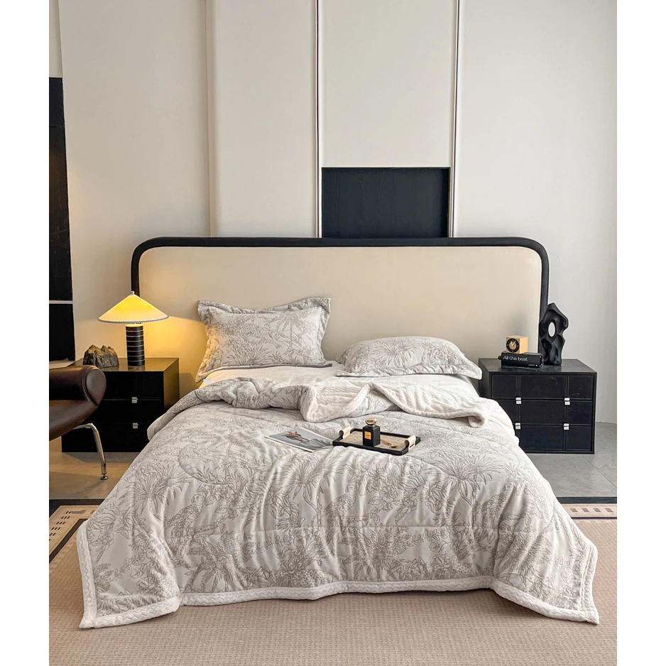 【晴美】加厚雕花牛奶绒盖毯-浅灰丛林