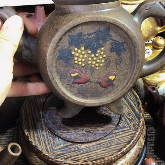 茶壶紫砂原矿泥料手工制作的一把紫砂壶。