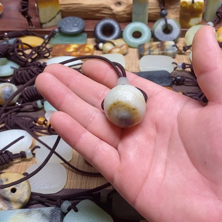 蛇纹石玉挂件未镶嵌碳***饼