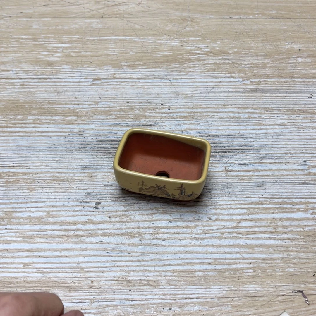 瓷片东**文密密麻麻地排列着一个