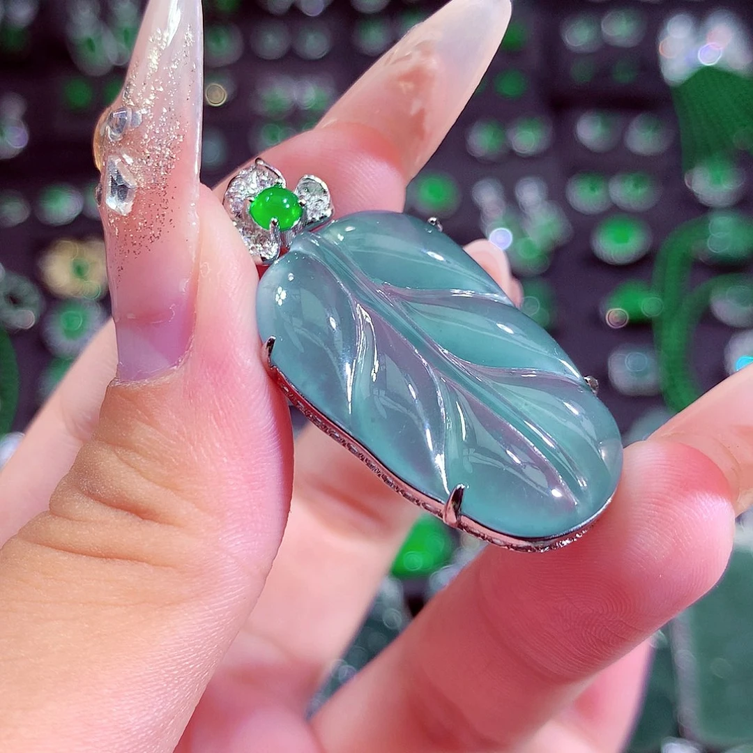 翡翠未镶嵌颈饰挂件