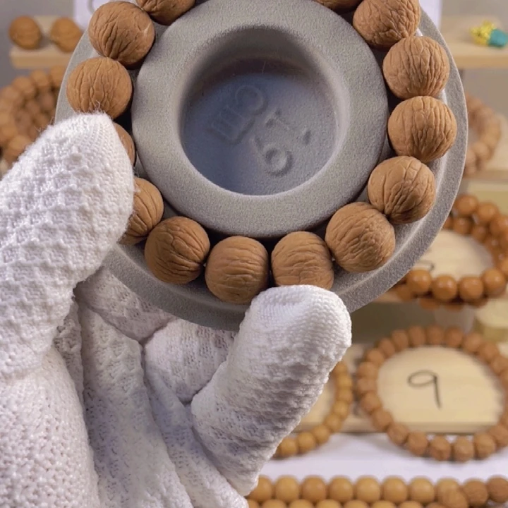 初***乄猴头核桃手串凤羽