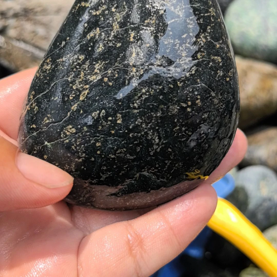 飘***飘有机玻璃藏玉药王石原石手把件一个