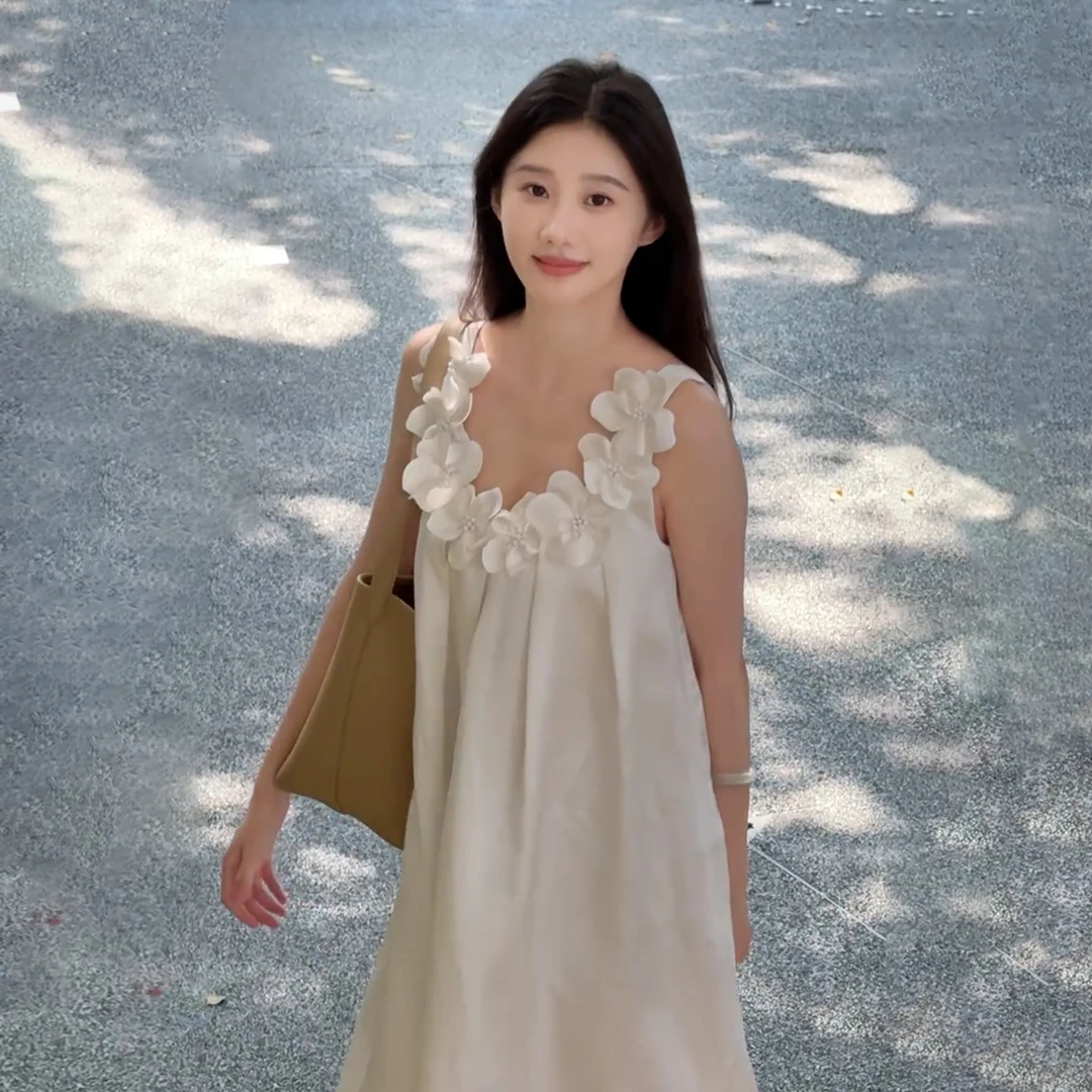 海边度假白色吊带连衣裙子夏季2025新款法式气质显瘦无袖沙滩长裙