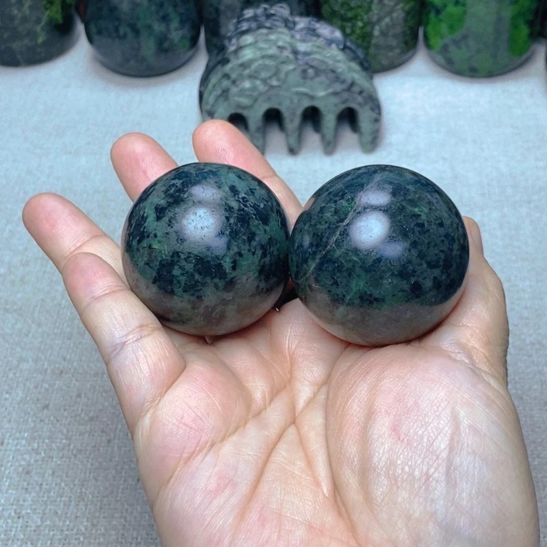 蛇纹石玉健身球未镶嵌微瑕