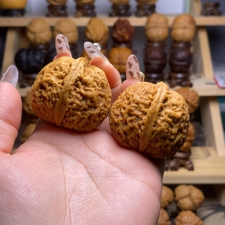 އ***桭文玩核桃吊坠43鱼籽纹绣球Y02