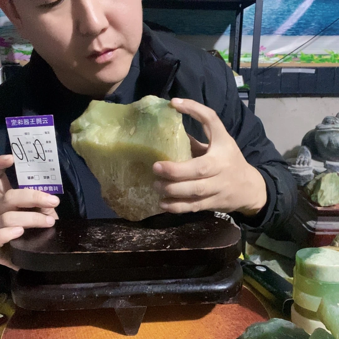 蛇纹石玉未镶嵌珠宝奇石