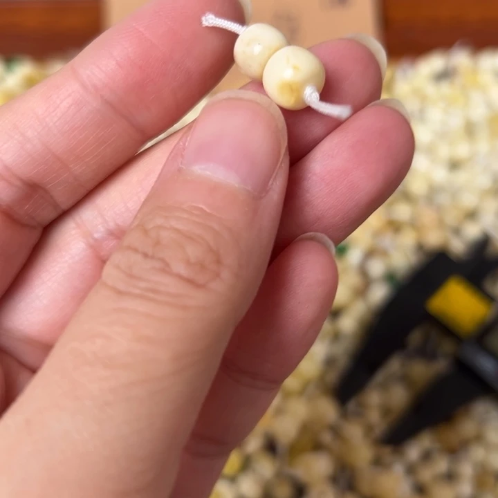 蜜蜡未镶嵌裸石8mm一对