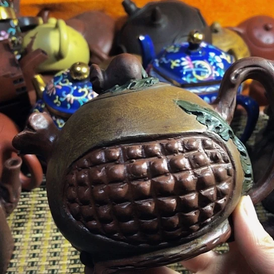 紫砂茶壶原矿泥料手工制作的紫砂壶。