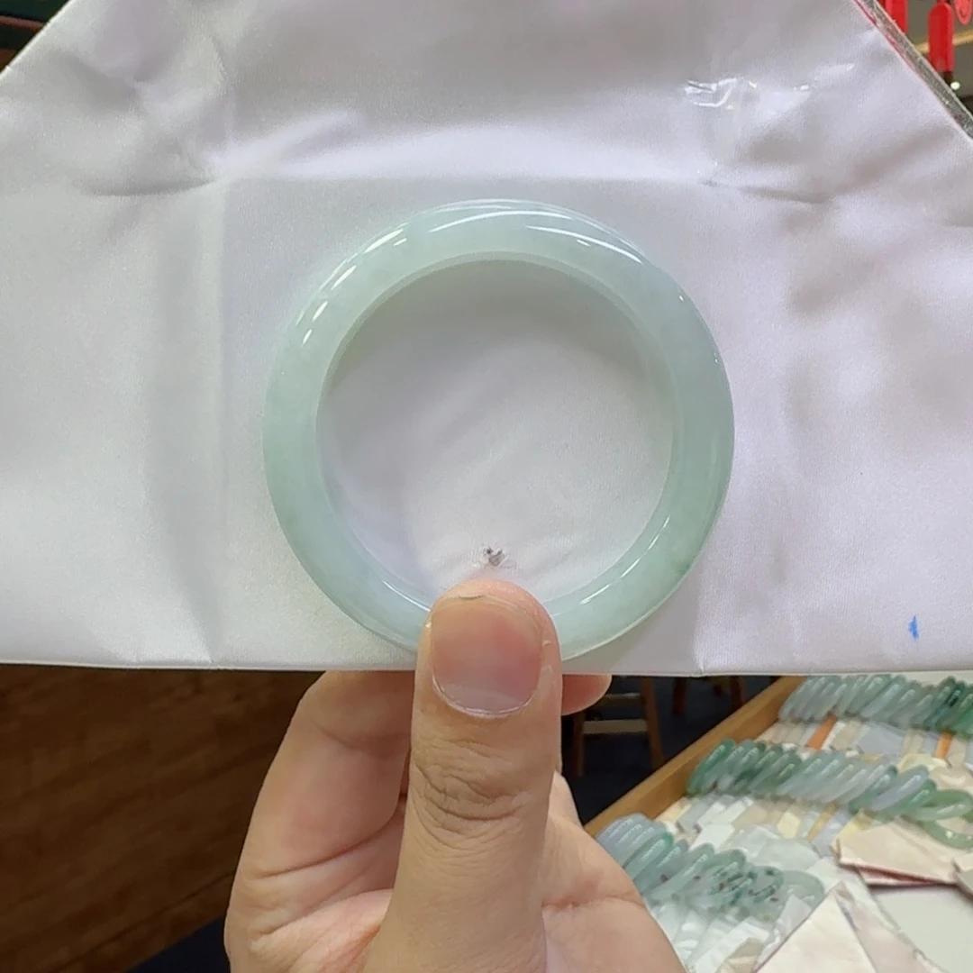 翡翠手镯未镶嵌翡翠