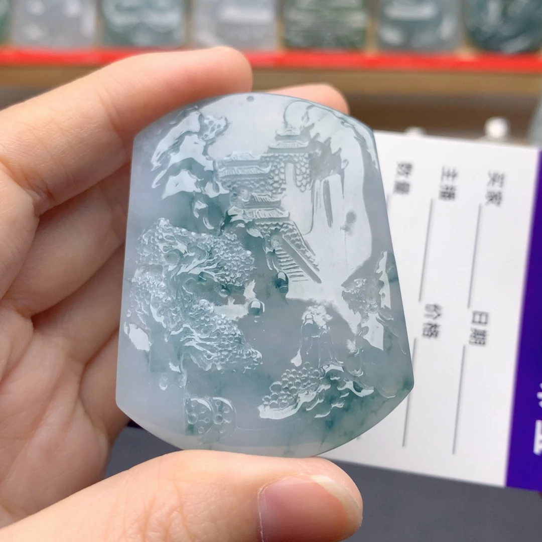 李***业翡翠未镶嵌颈饰山水