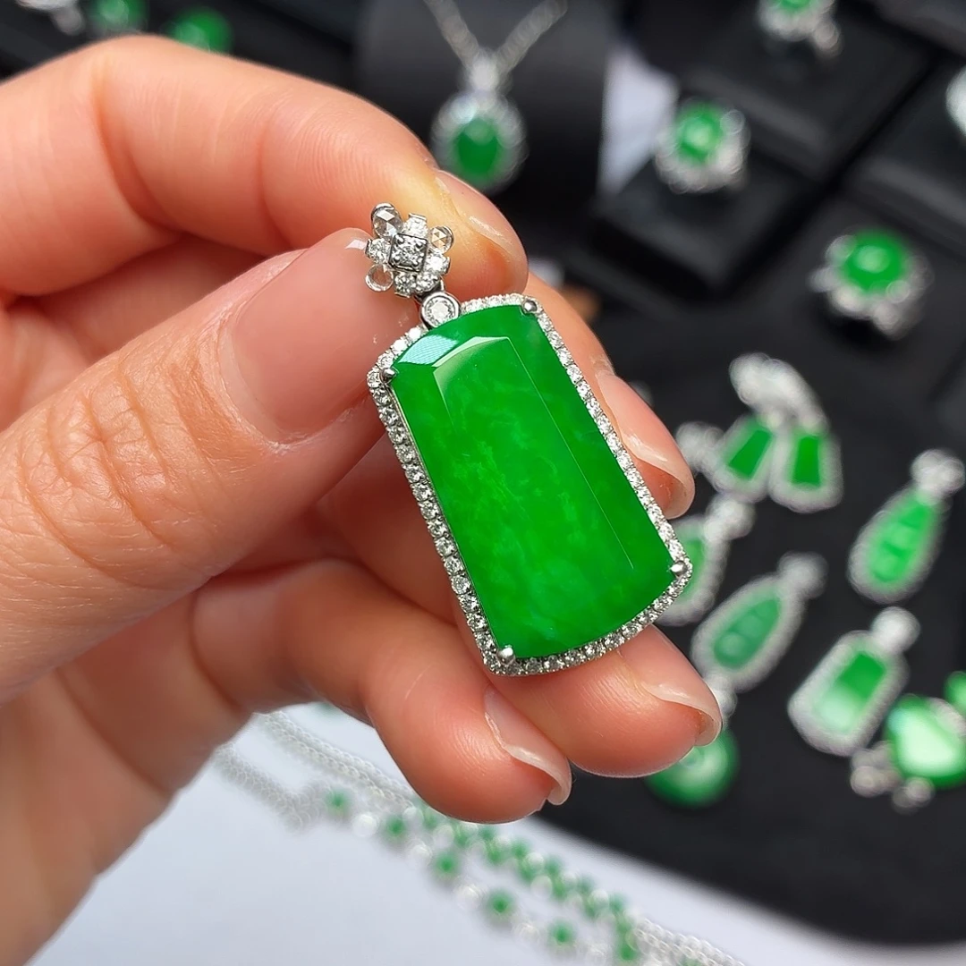 翡翠18K金镶嵌戒指