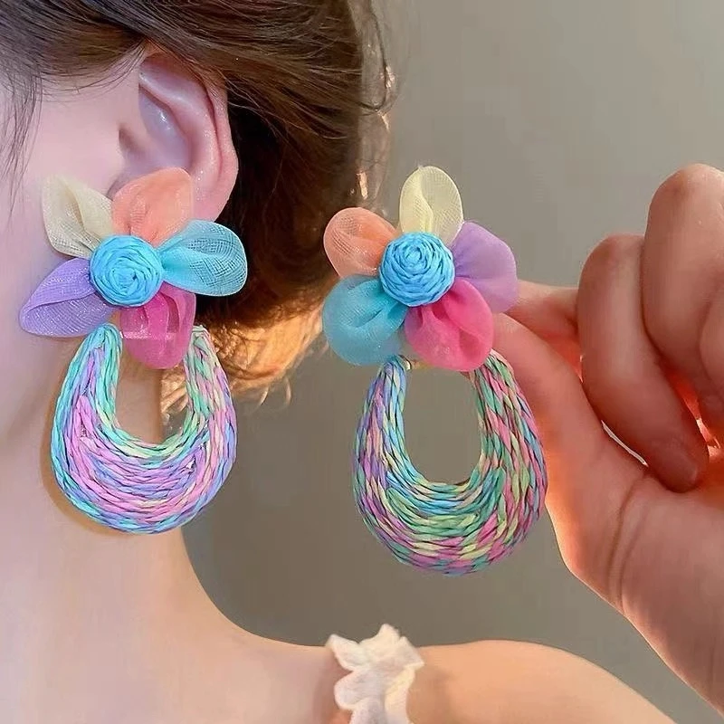 非金属布艺耳饰 布艺耳饰彩色编织花朵耳环耳钉多巴胺海边度假高