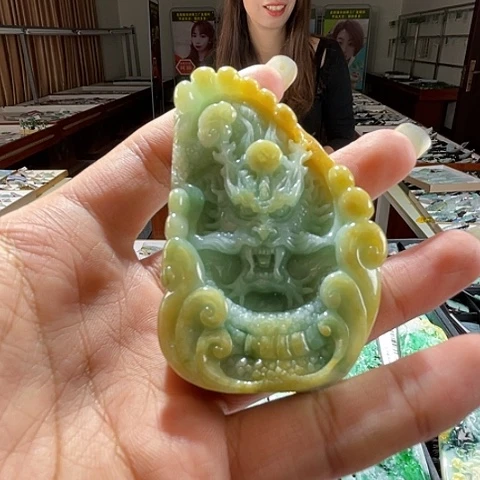翡翠未镶嵌颈饰一个