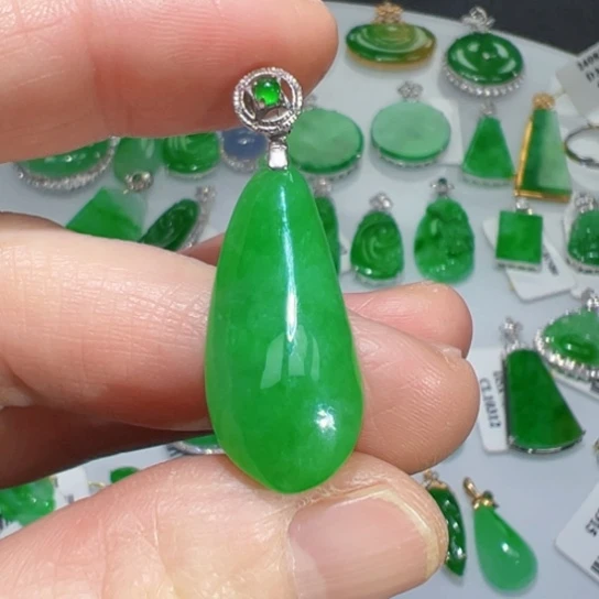 颈饰18K金镶嵌翡翠