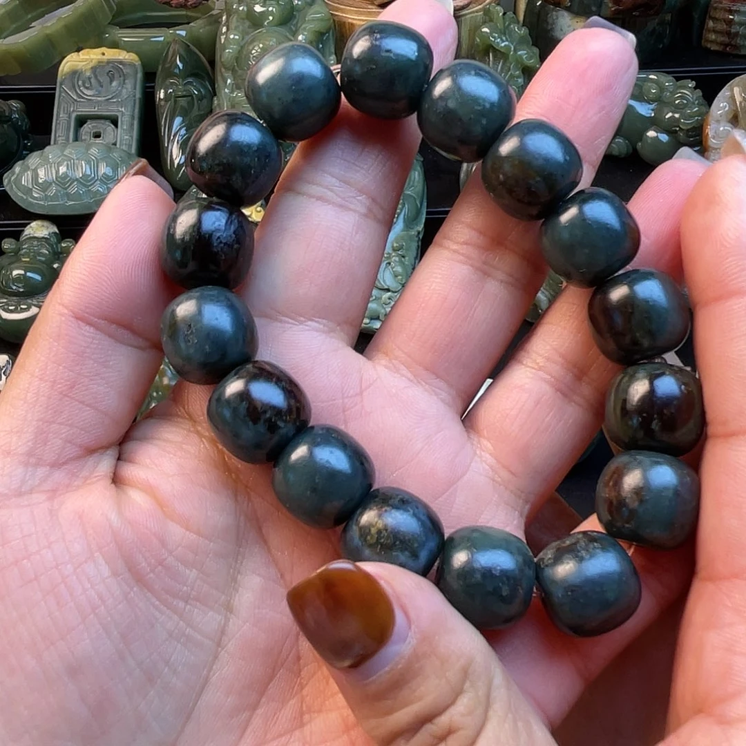 透闪石质玉未镶嵌挂件