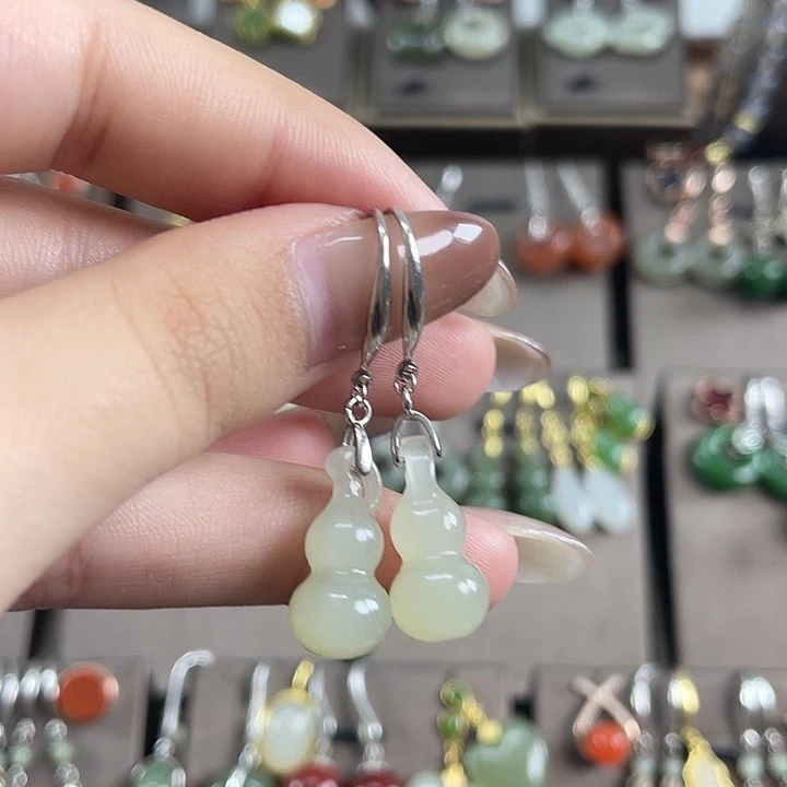 银S925镶嵌和田玉耳饰葫芦浅色小