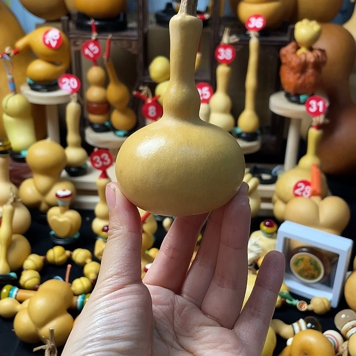 钰***诚葫芦丝老师在讲台旁