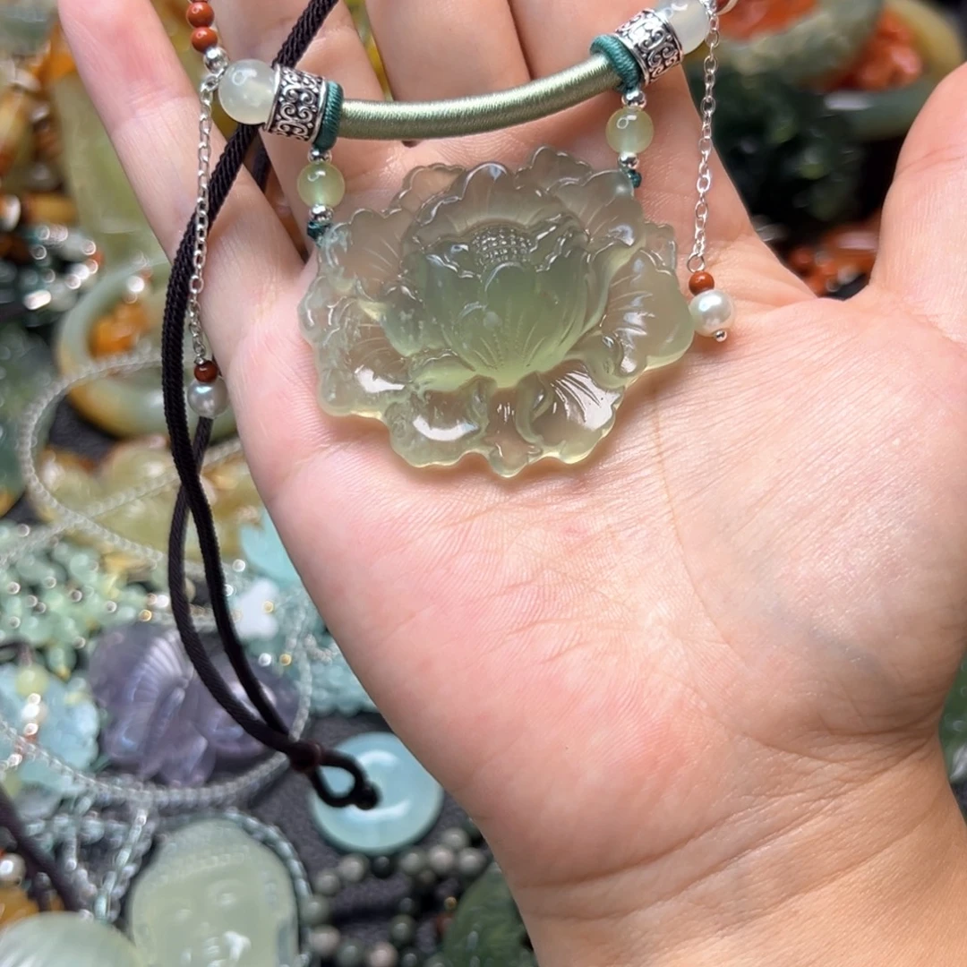合金蛇纹石玉颈饰牡丹花