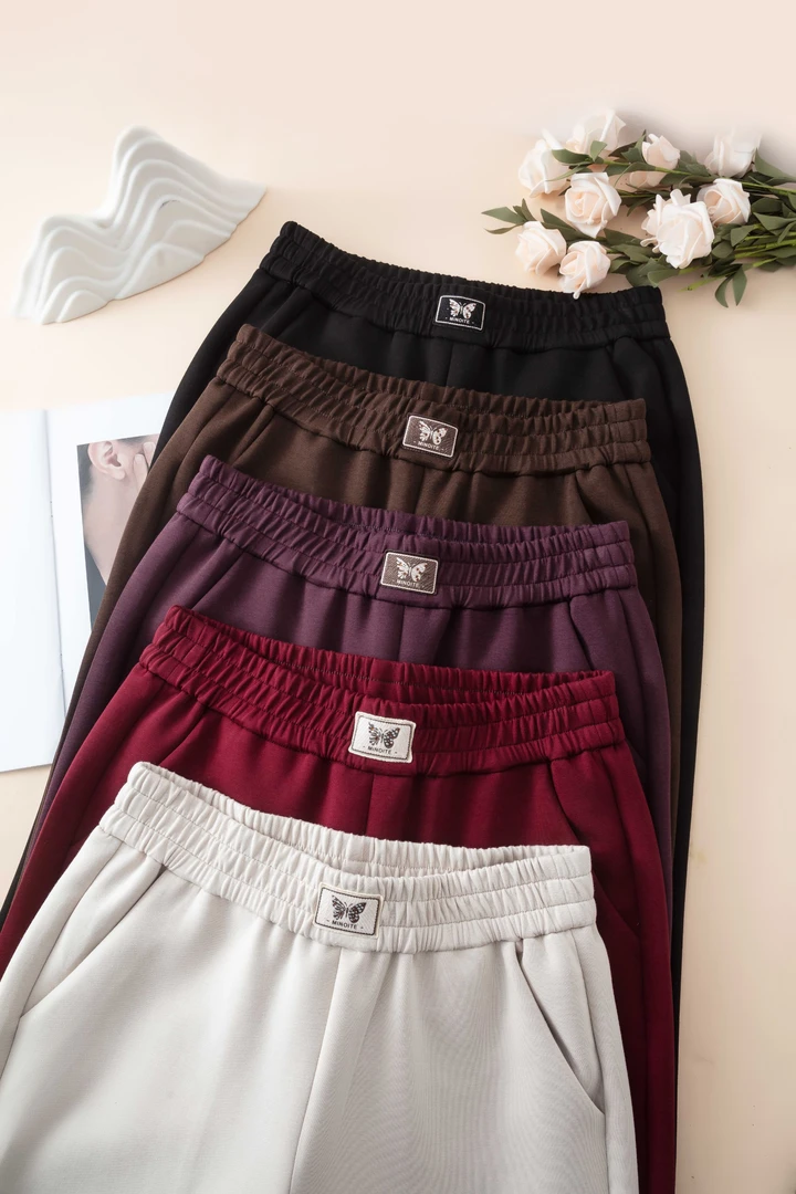 2025米窈秋冬新款时尚百搭高腰显瘦宽松舒适果冻棉休闲直筒裤9526