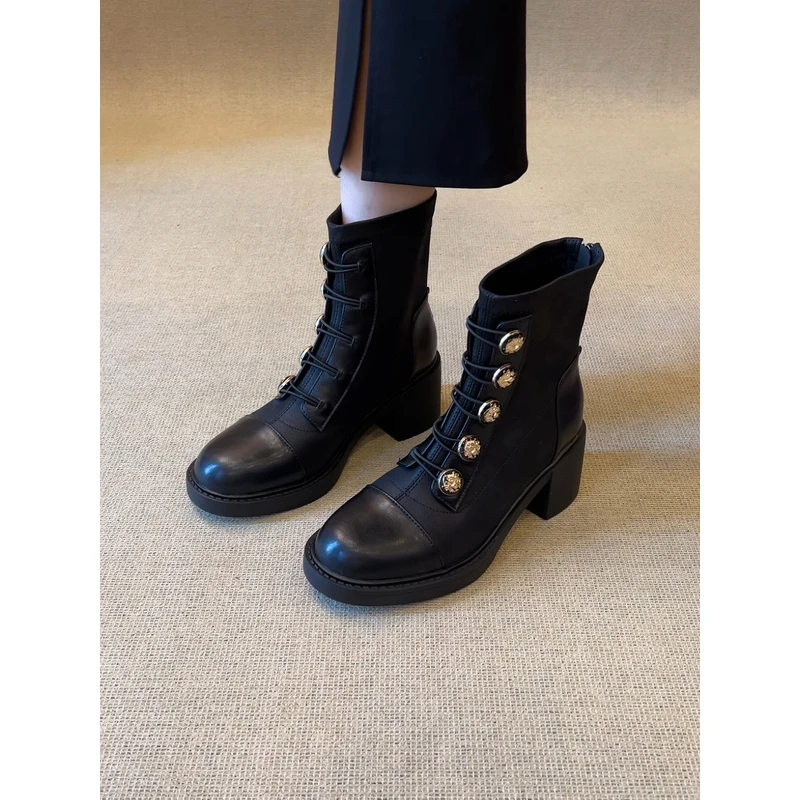 nnmiss·34-39/6cm英伦风复古拼接圆头徽章扣松紧带短筒粗跟瘦瘦靴