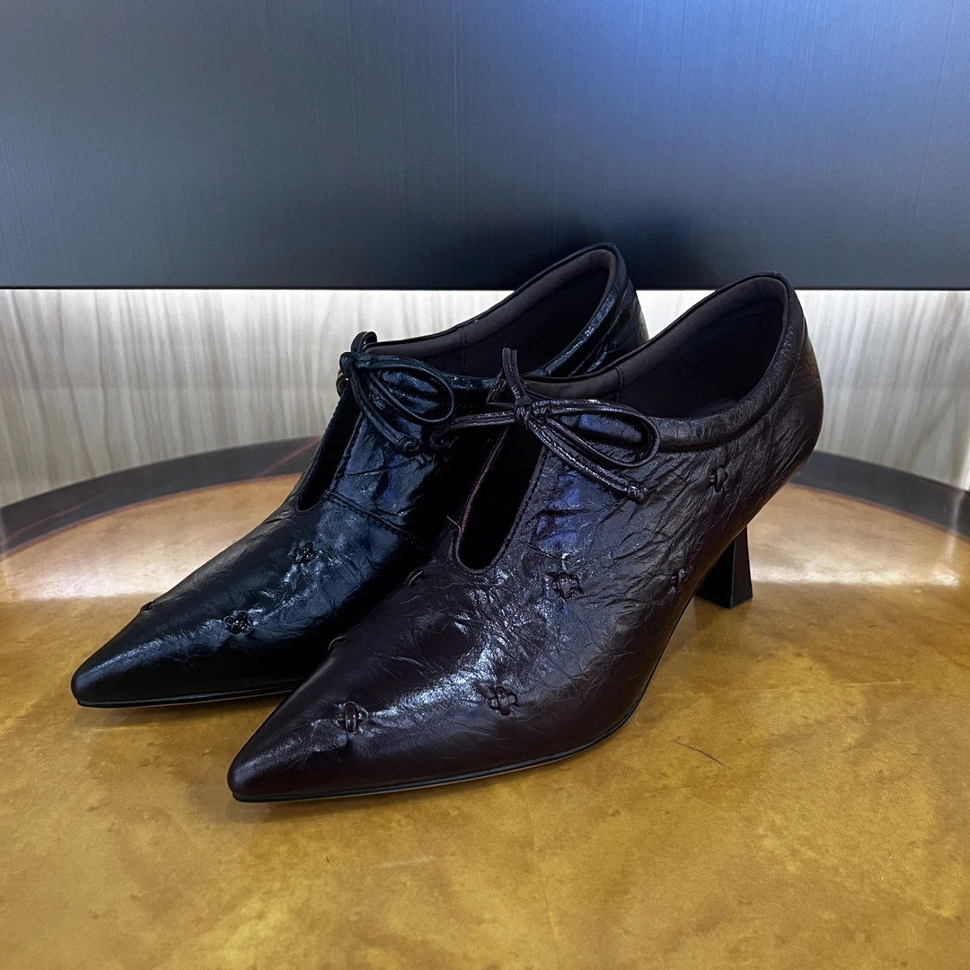 牛皮不累脚中细跟浅口系带尖头贴花女鞋