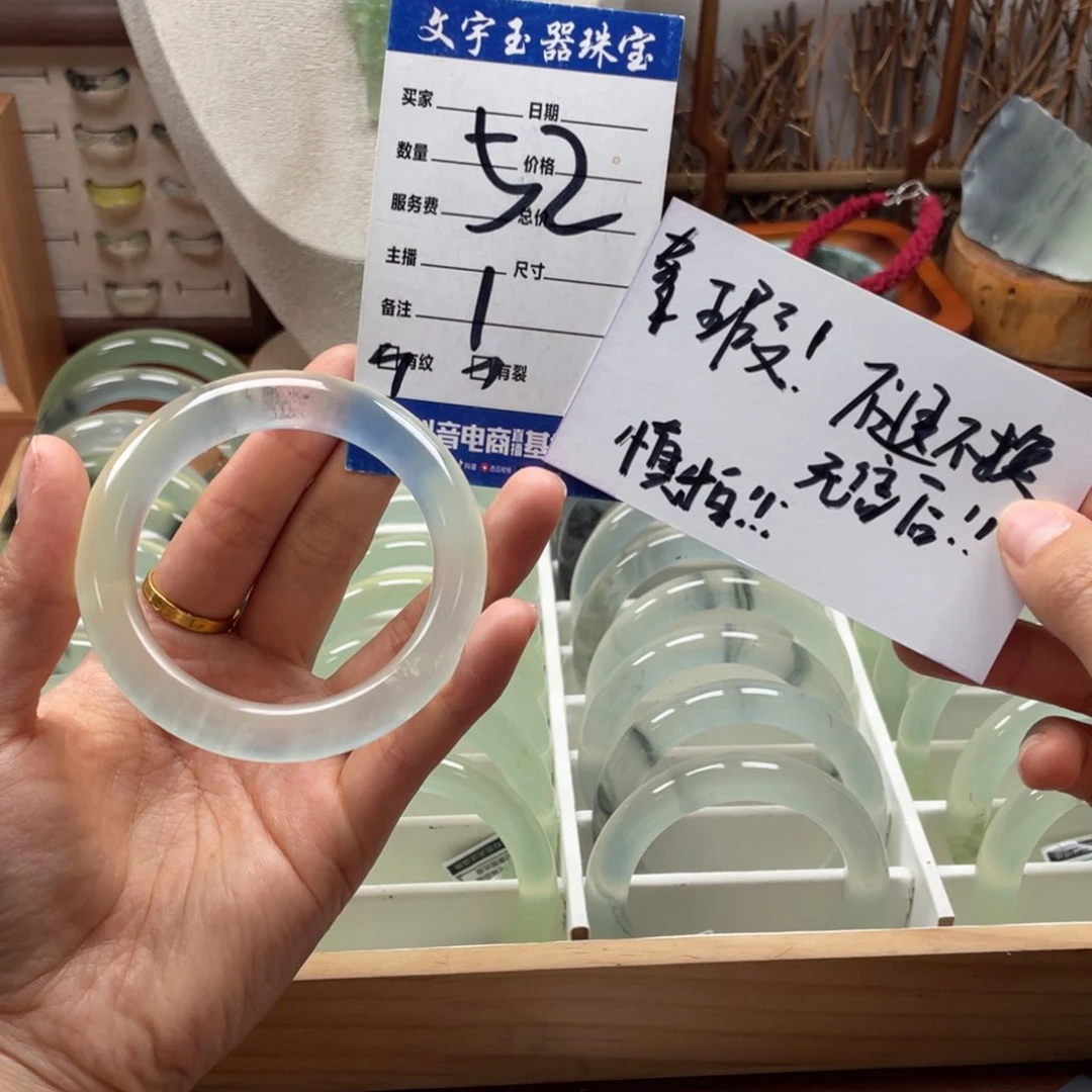 蛇纹石玉未镶嵌手镯佛**妞