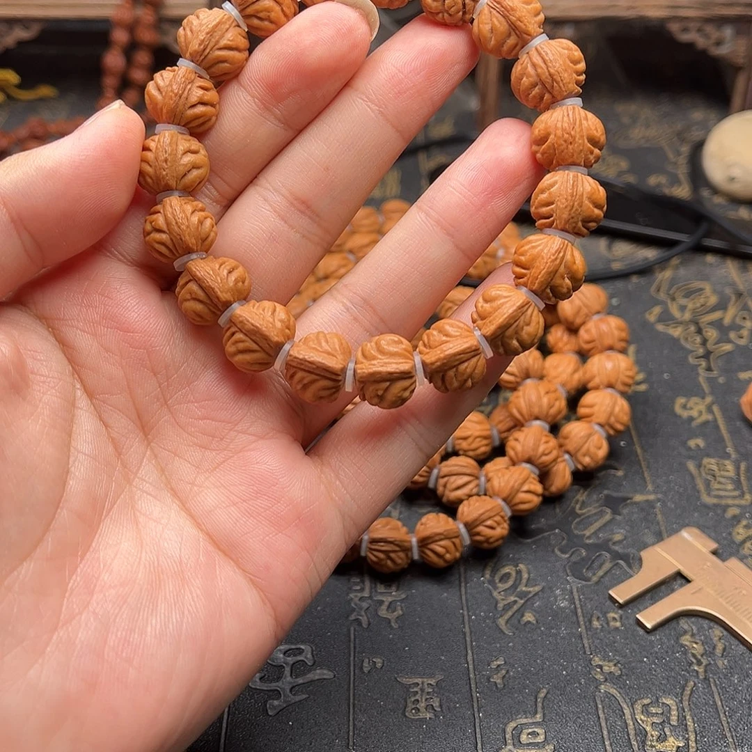 桃核吊坠赤金风雨手串