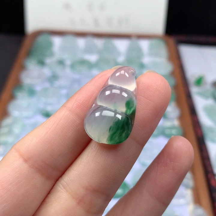 颈饰未镶嵌翡翠冰种飘花福豆