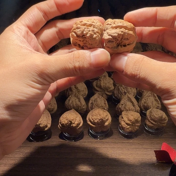 男***王核桃蛤蟆的眼睛是真的好看呀