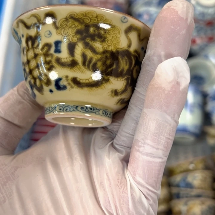 瓷片釉里金狮子压手杯客杯