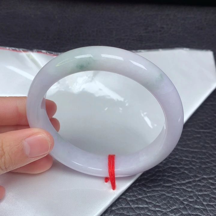 翡翠手镯未镶嵌62-63。