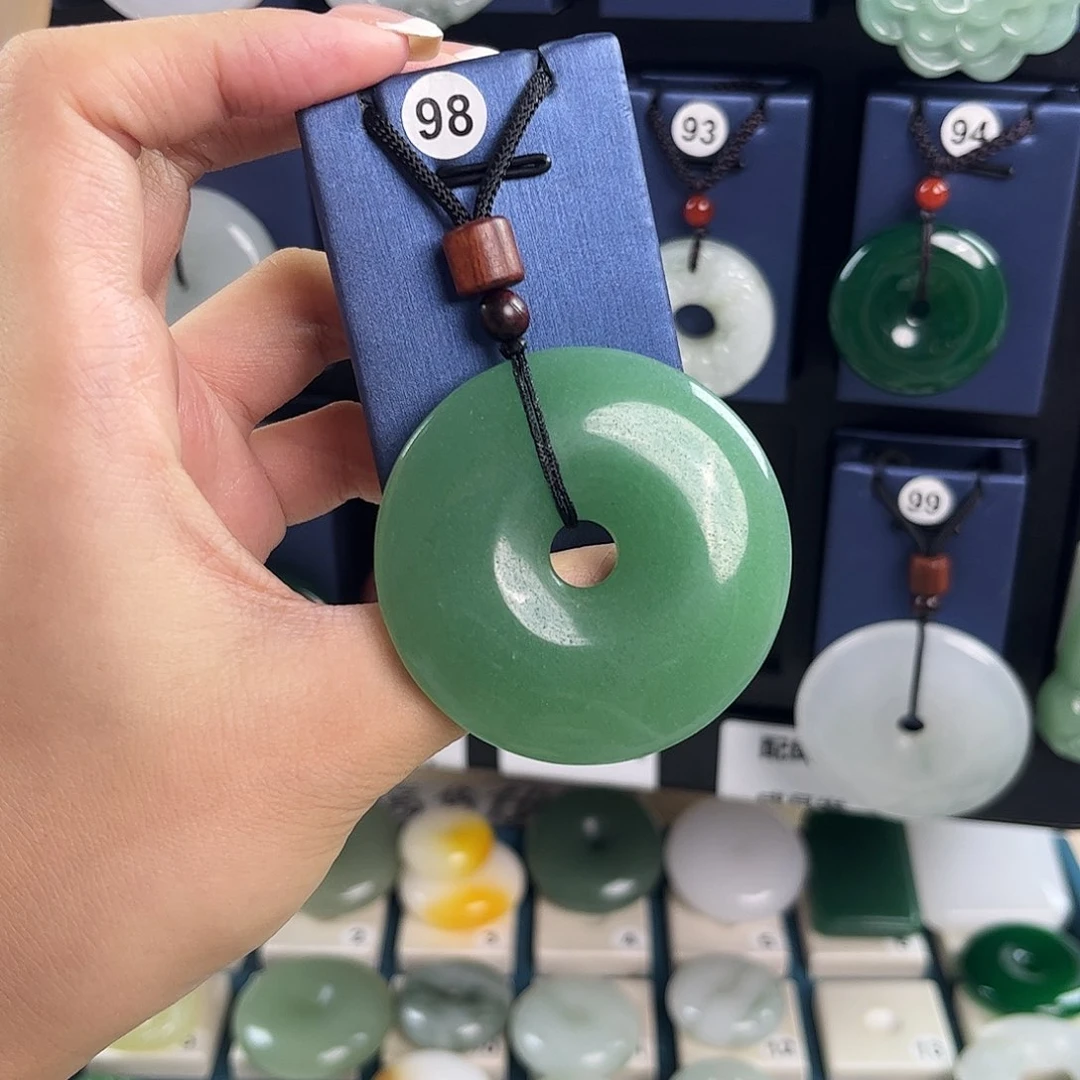 汤***静石英质玉未镶嵌颈饰