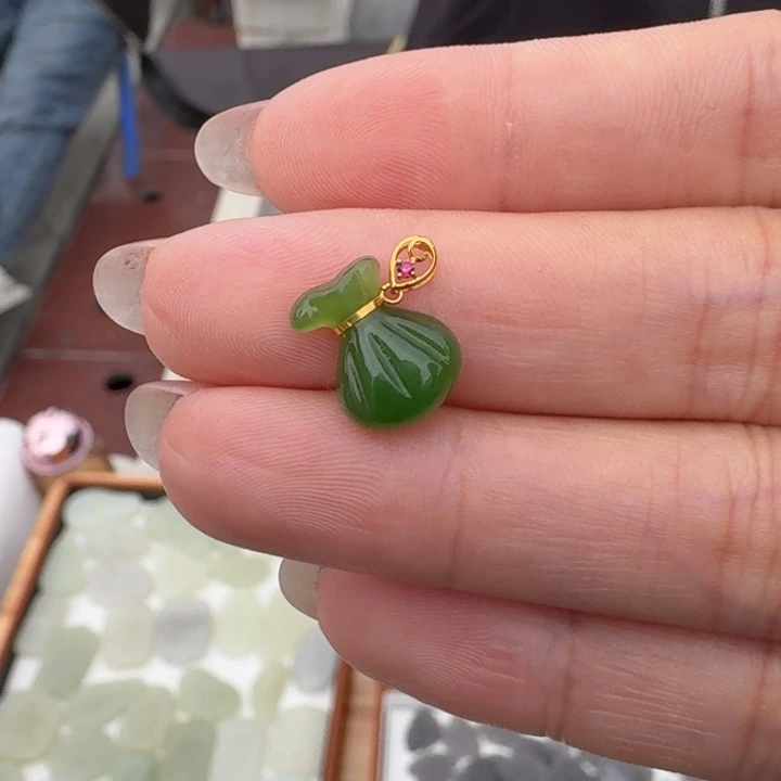 颈饰18K金镶嵌和田玉