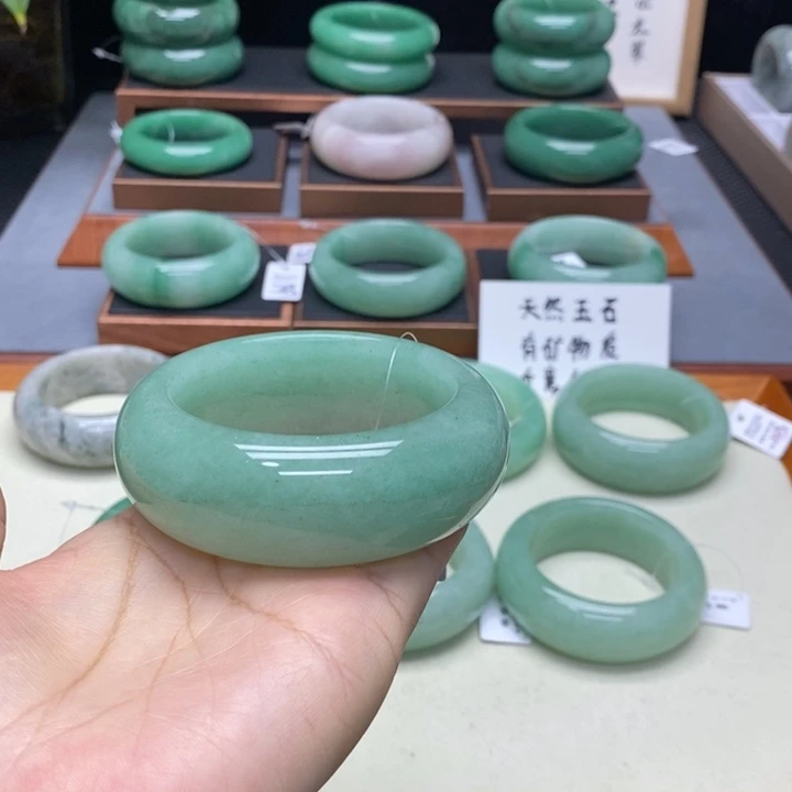 罗***萍石英质玉未镶嵌手镯