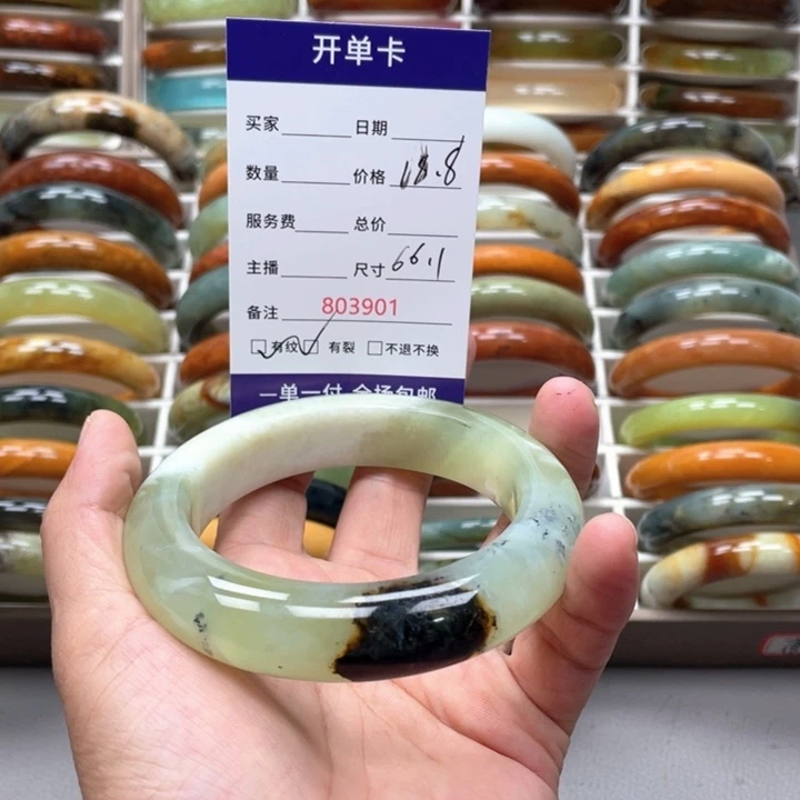 天***。蛇纹石玉未镶嵌手镯