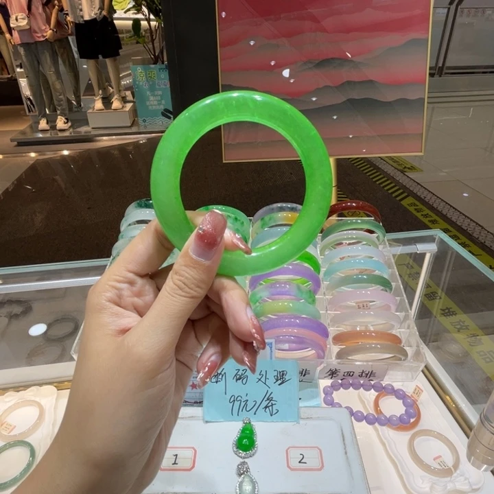 翡翠手镯未镶嵌翡翠手镯