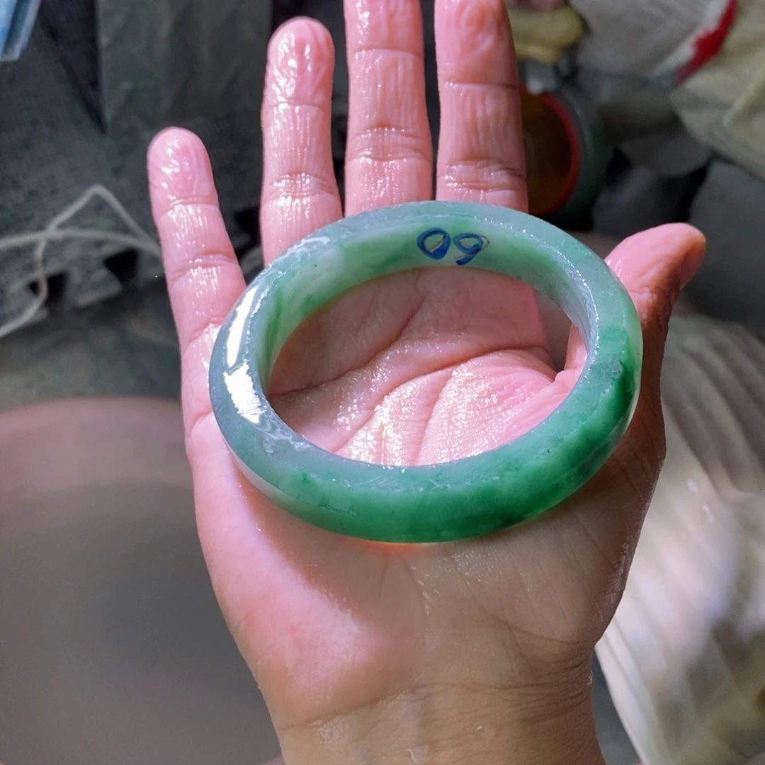 向***天石英质玉（非洲翠）未镶嵌手镯定制