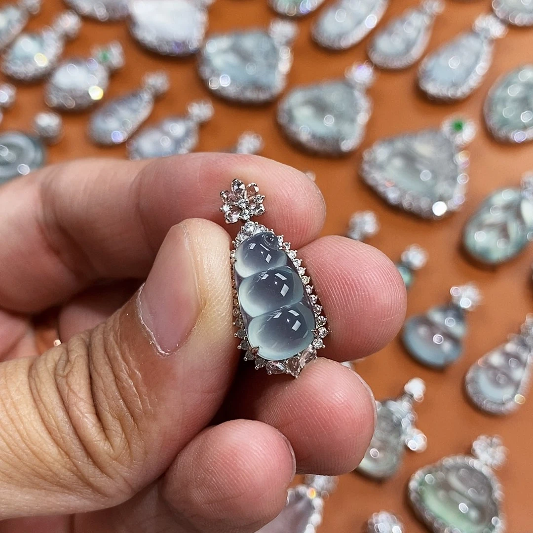 翡翠18K金镶嵌颈饰啊啊啊啊