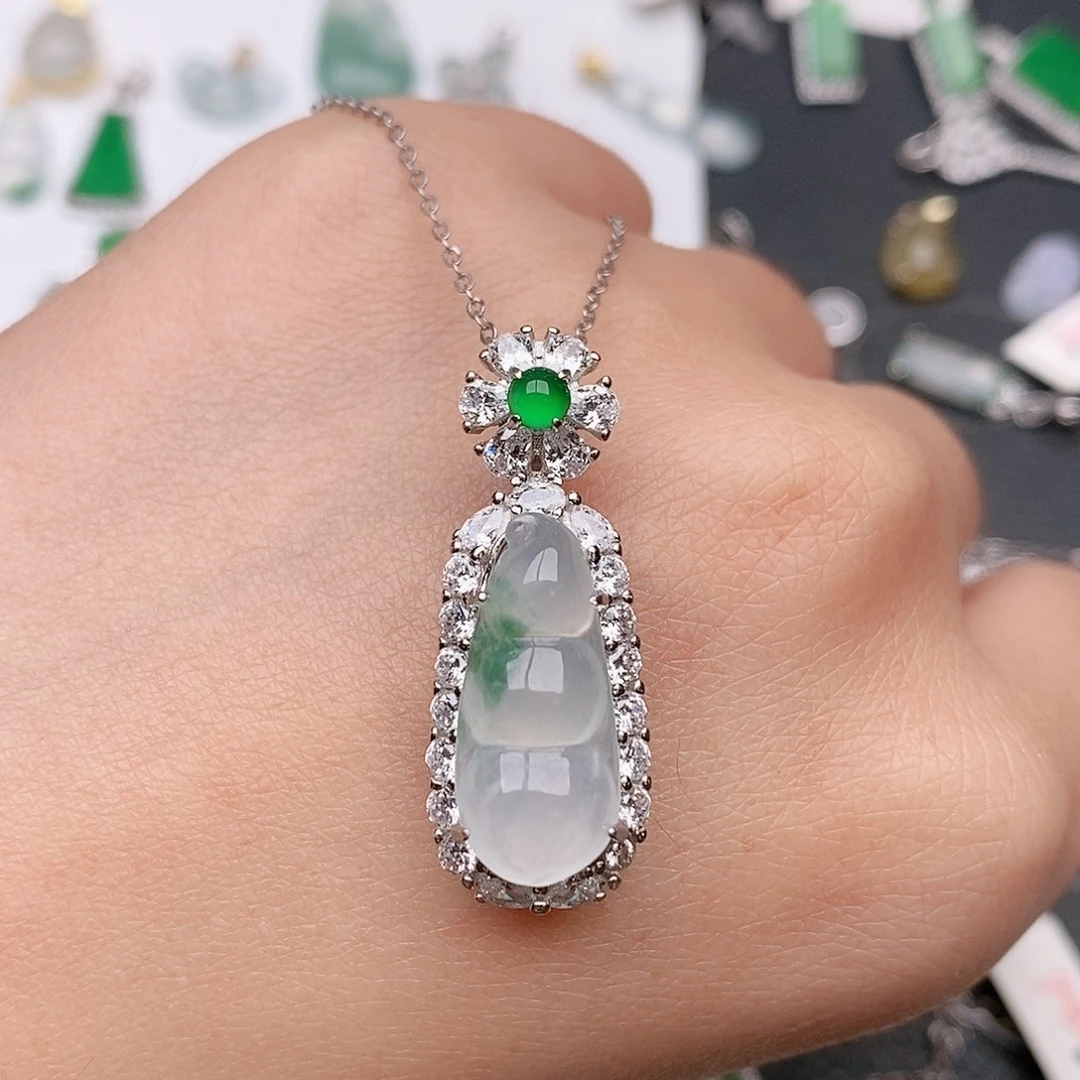 翡翠银S925镶嵌颈饰飘花福豆吊坠