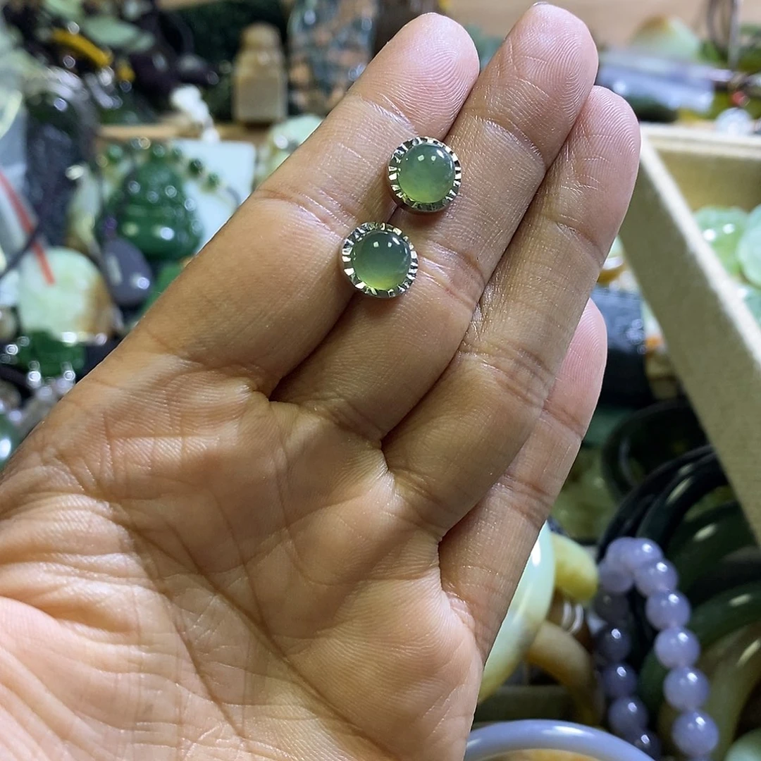 未镶嵌岫玉耳钉一对