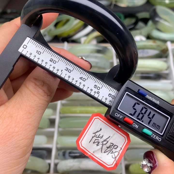 蛇纹石玉未镶嵌手镯570