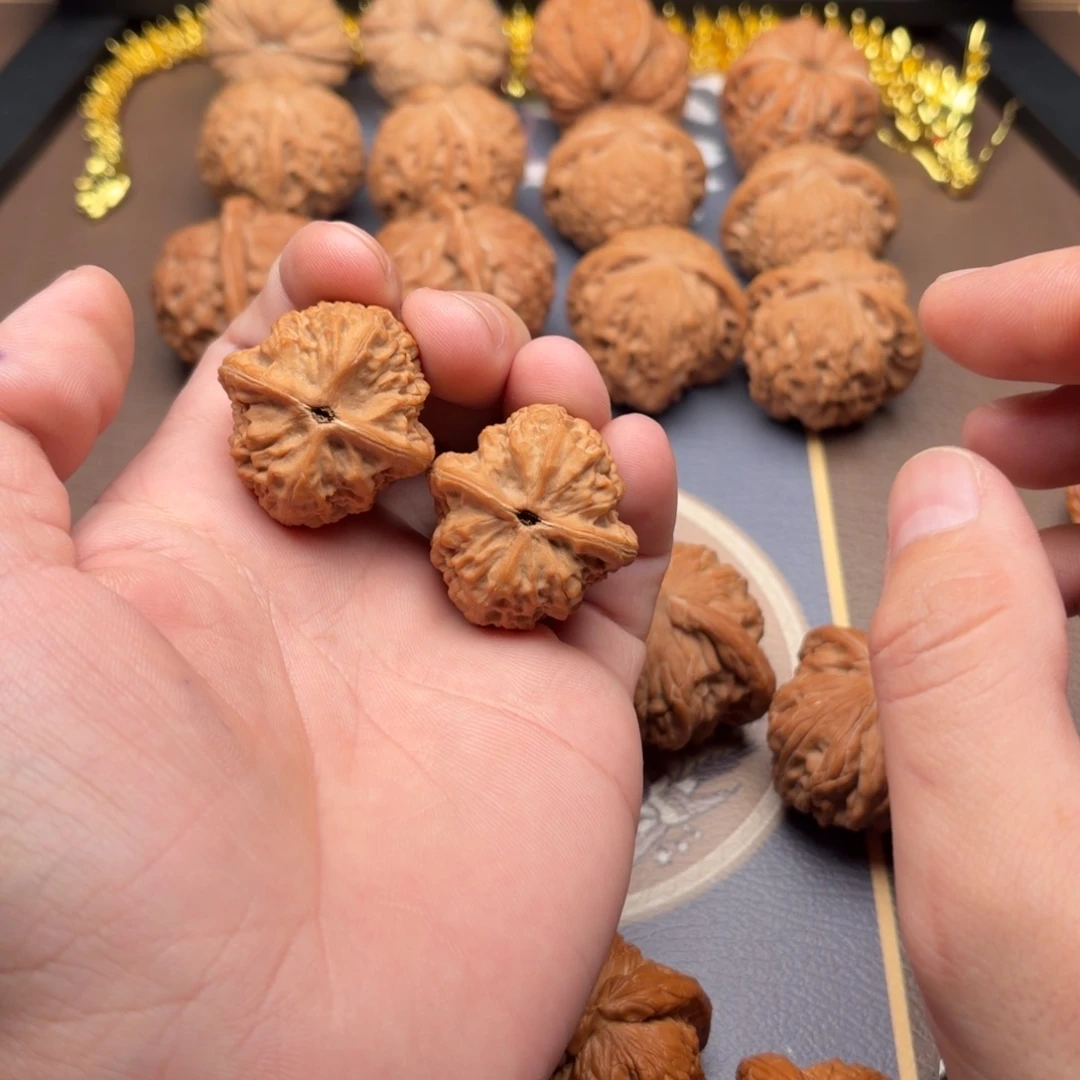 文玩核桃把件红桃A狮子头