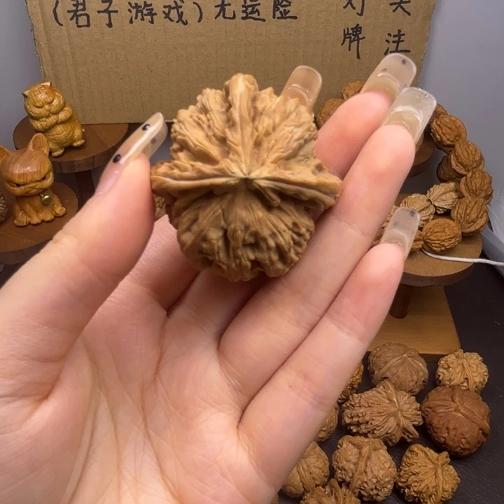 *****桃核吊坠白狮子单只异型有瑕有黄