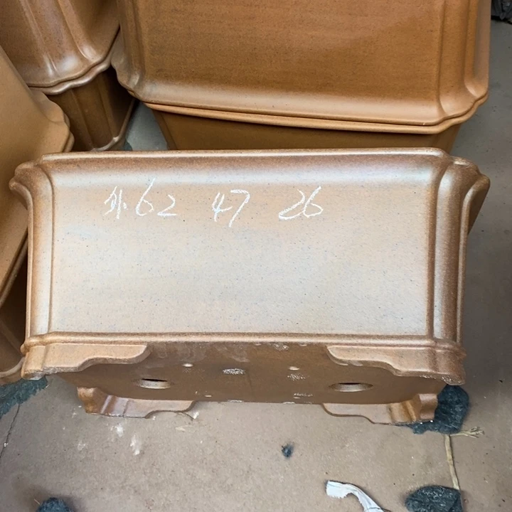 紫砂花盆只顾看手机